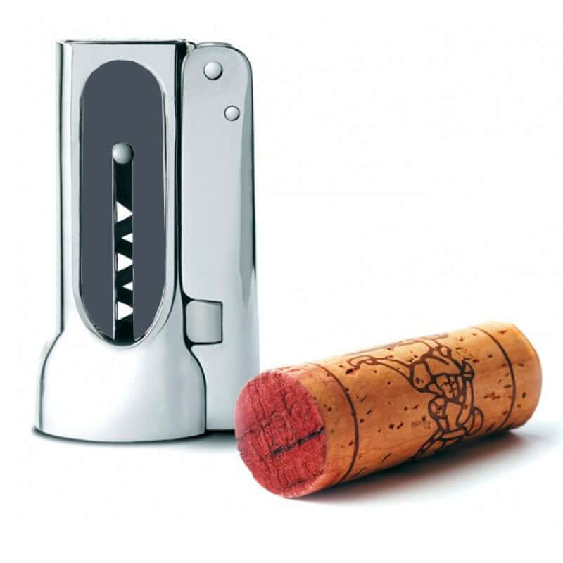 Sacacorchos EasyCorck Brucart en diseño cromo junto a un corcho de vino.